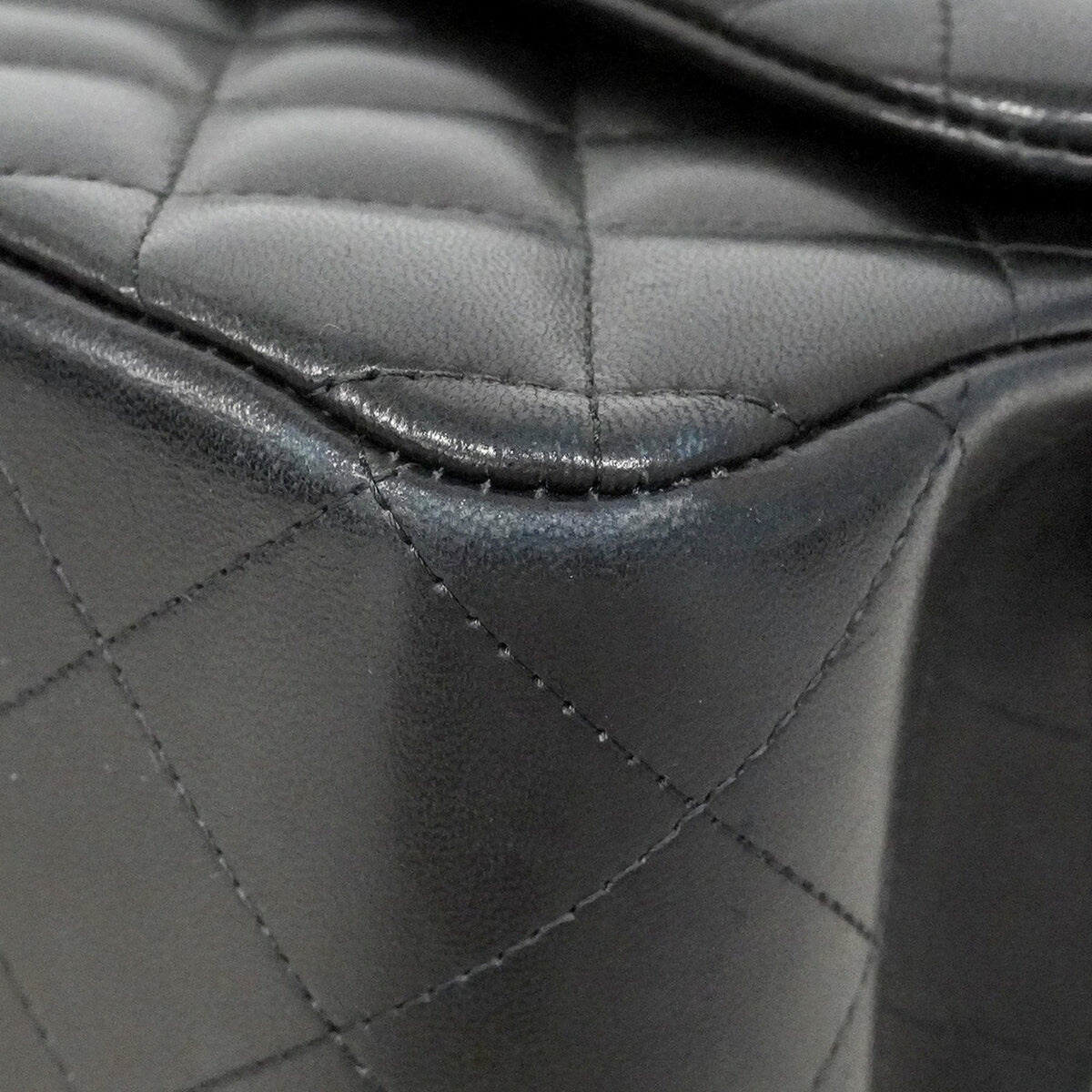 Chanel Black Leather Shoulder Bag (Pre-Owned)