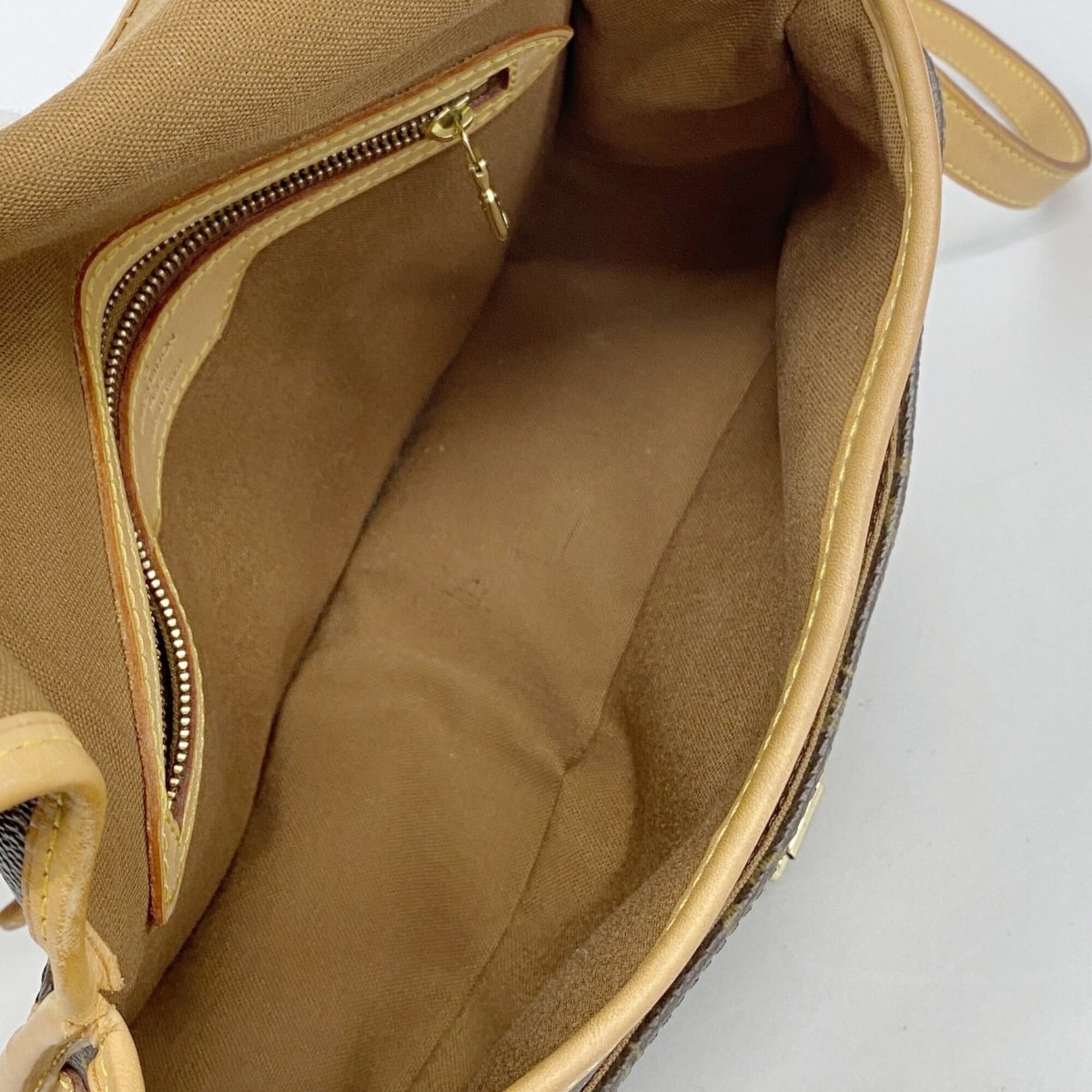 Louis Vuitton Brown Shoulder Bag (Pre-Owned)