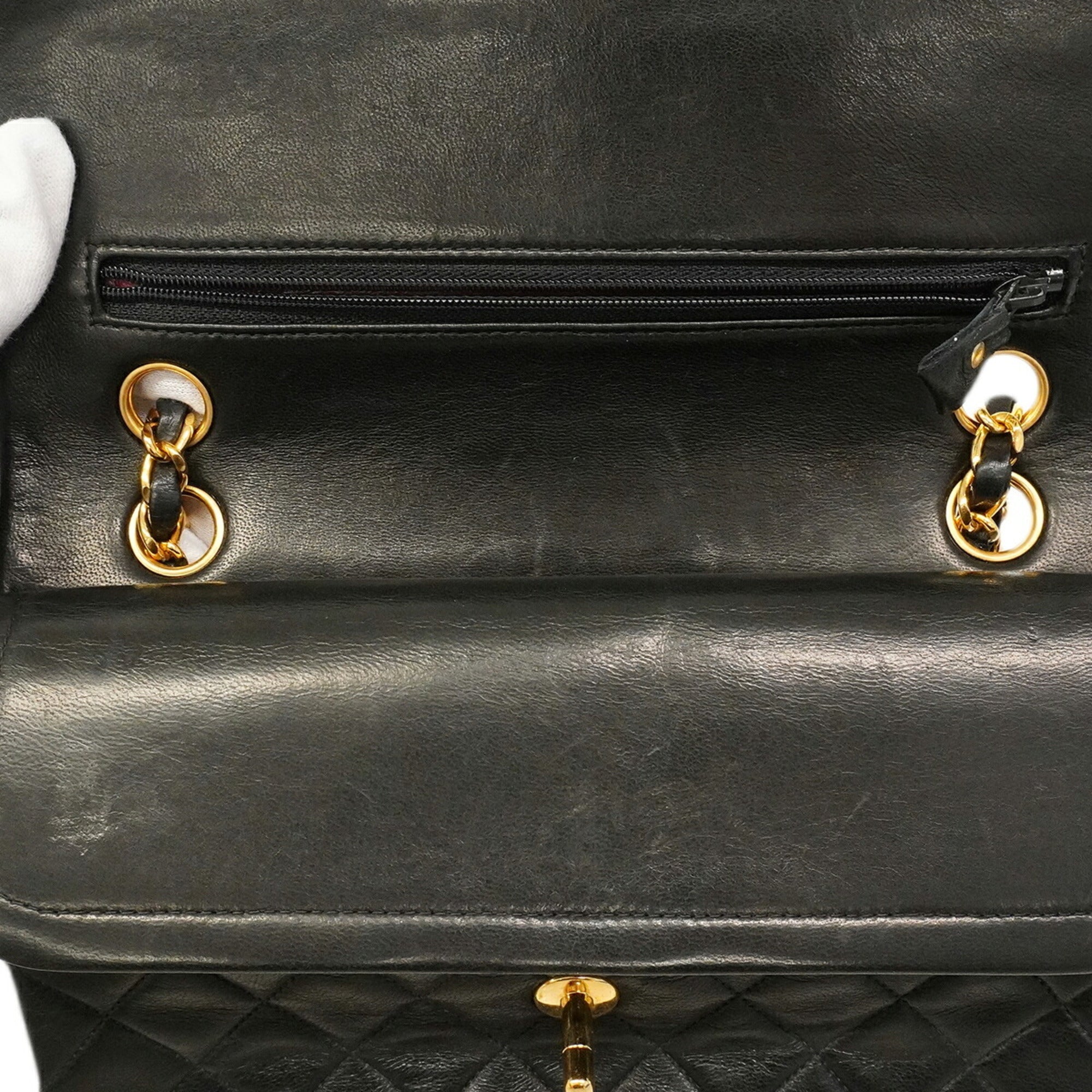 Chanel Black Leather Shoulder Bag (Pre-Owned)