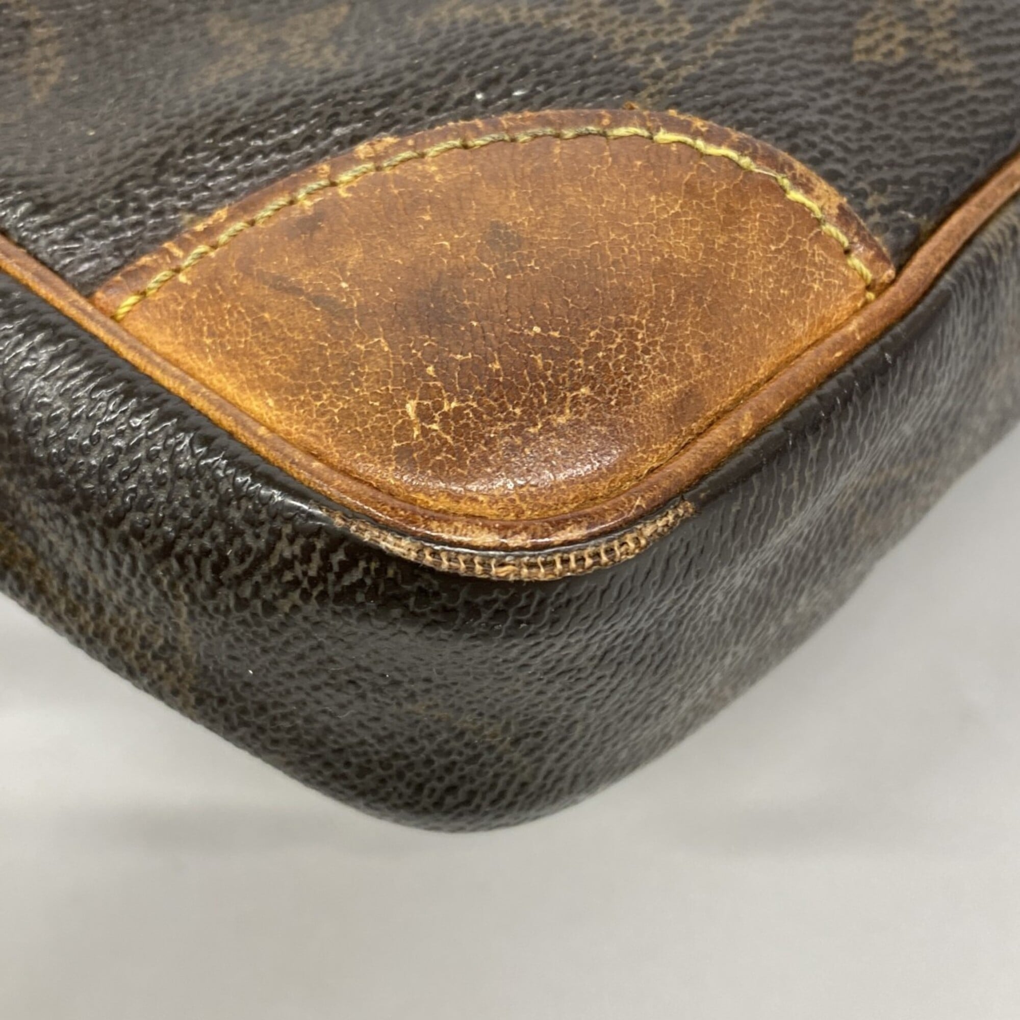 Louis Vuitton Brown Clutch Bag (Pre-Owned)