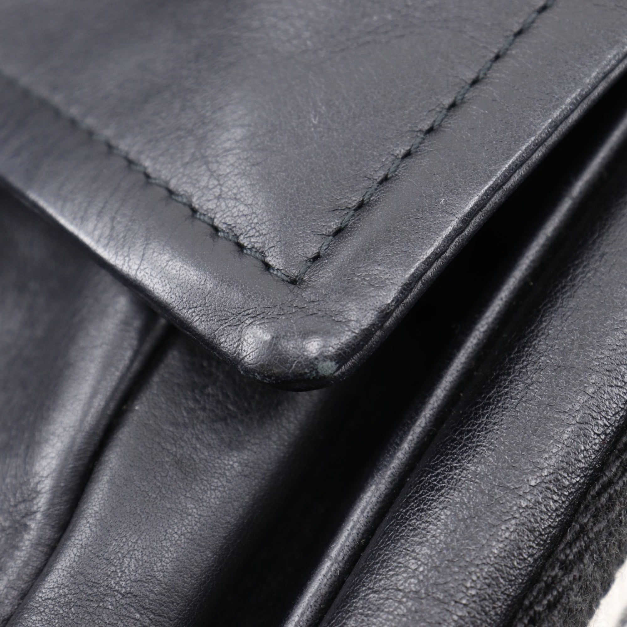 Bally Black Leather Shoulder Bag (Pre-Owned)