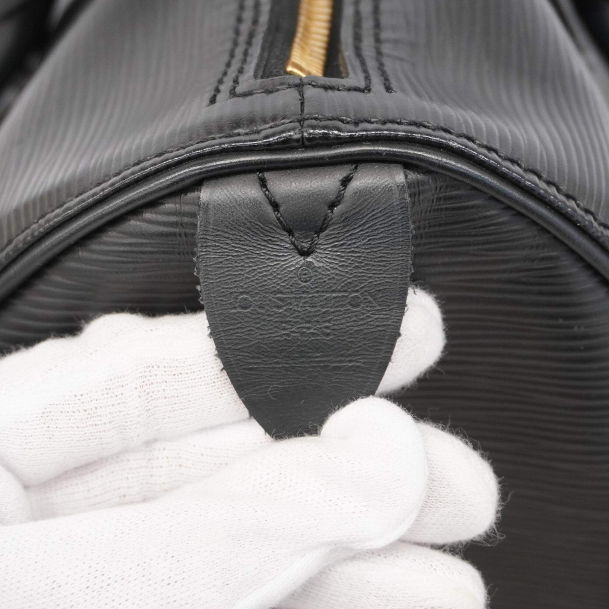 Louis Vuitton Noir Handbag (Pre-Owned)