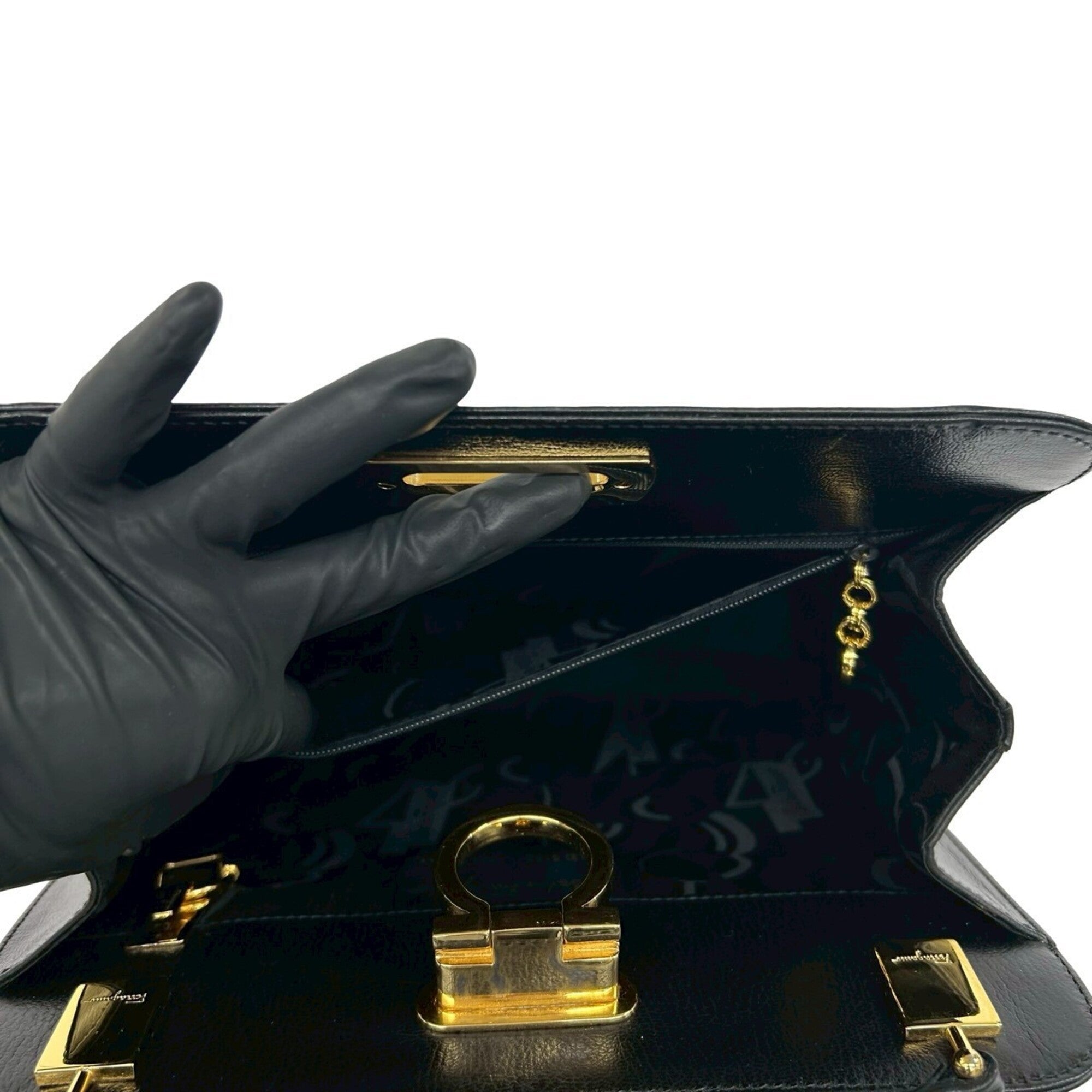Salvatore Ferragamo Black Leather Shoulder Bag (Pre-Owned)