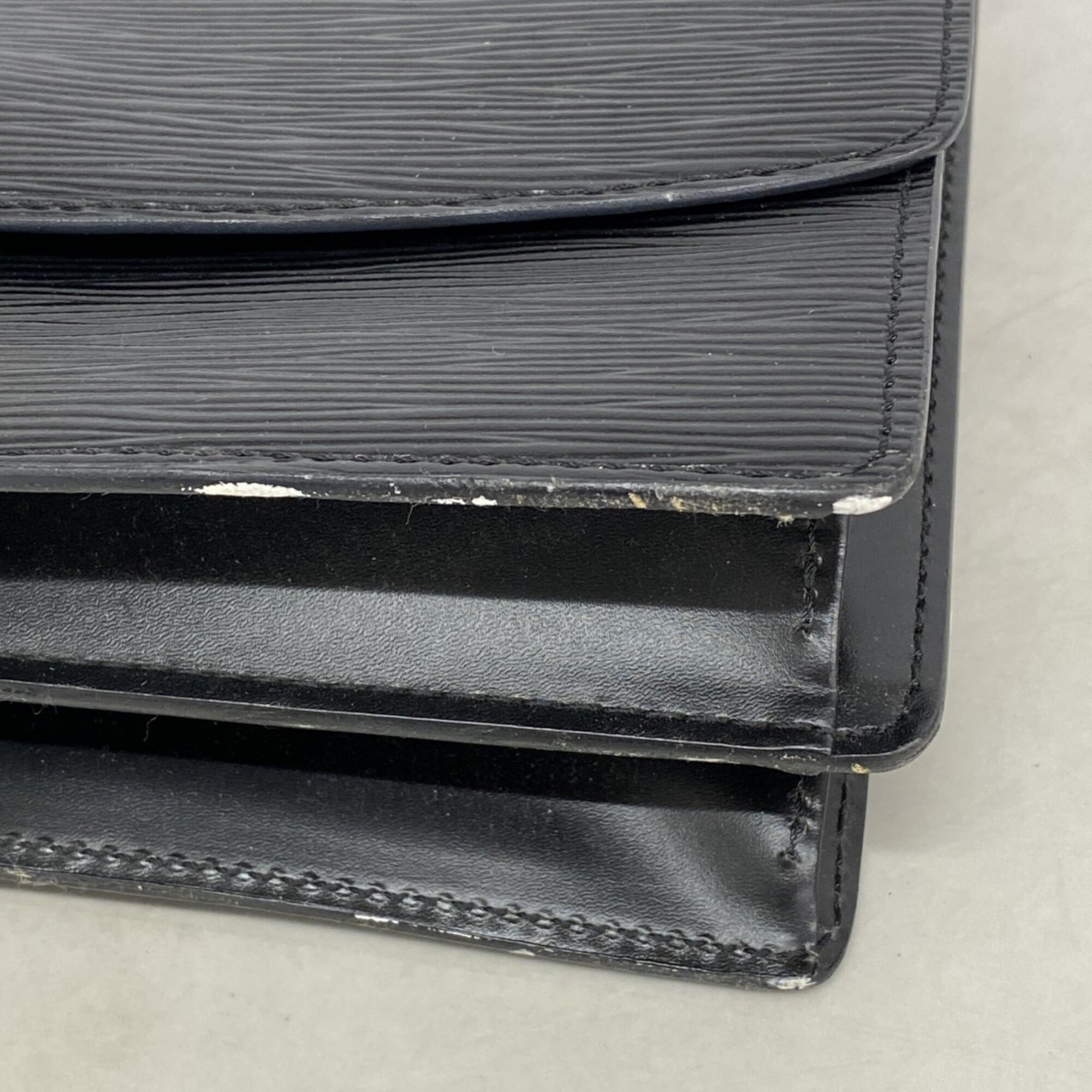 Louis Vuitton Noir Shoulder Bag (Pre-Owned)