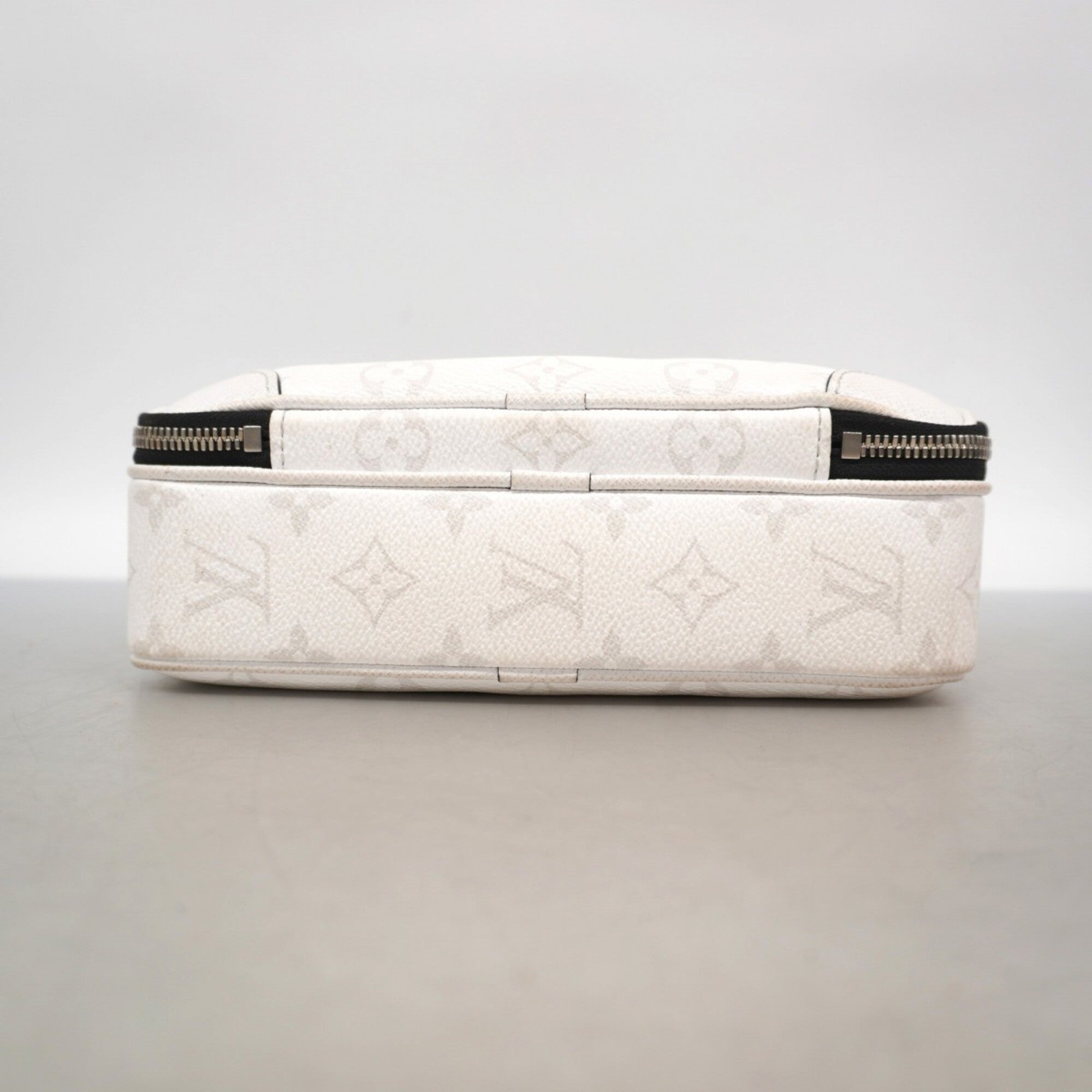 Louis Vuitton Blanc Shoulder Bag (Pre-Owned)