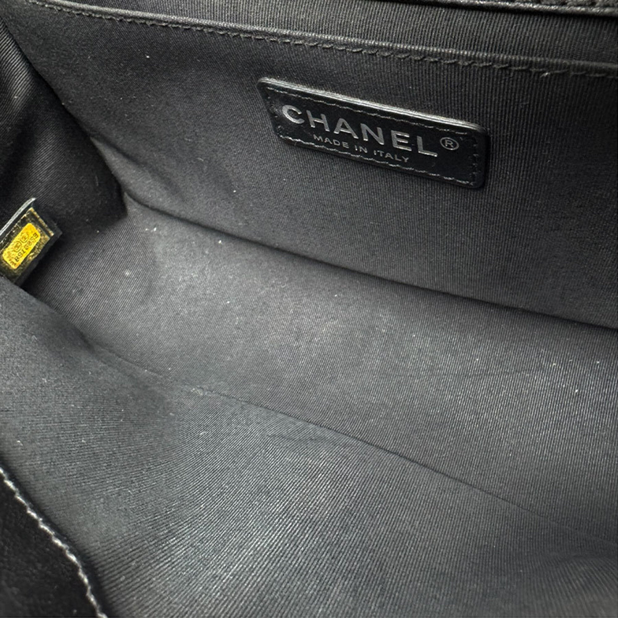 Chanel Black Leather Shoulder Bag (Pre-Owned)