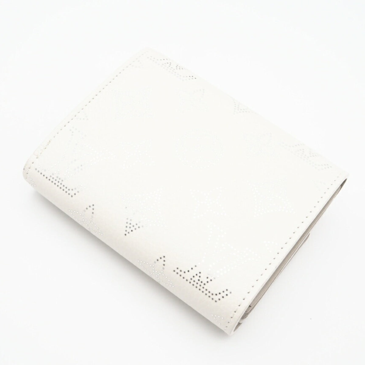 Louis Vuitton Mahina White Leather Wallet (Bi-Fold) (Pre-Owned)