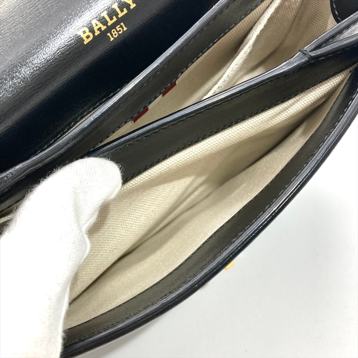 Bally Black Leather Crossbody Bag Shoulder Bag (Pre-Owned)