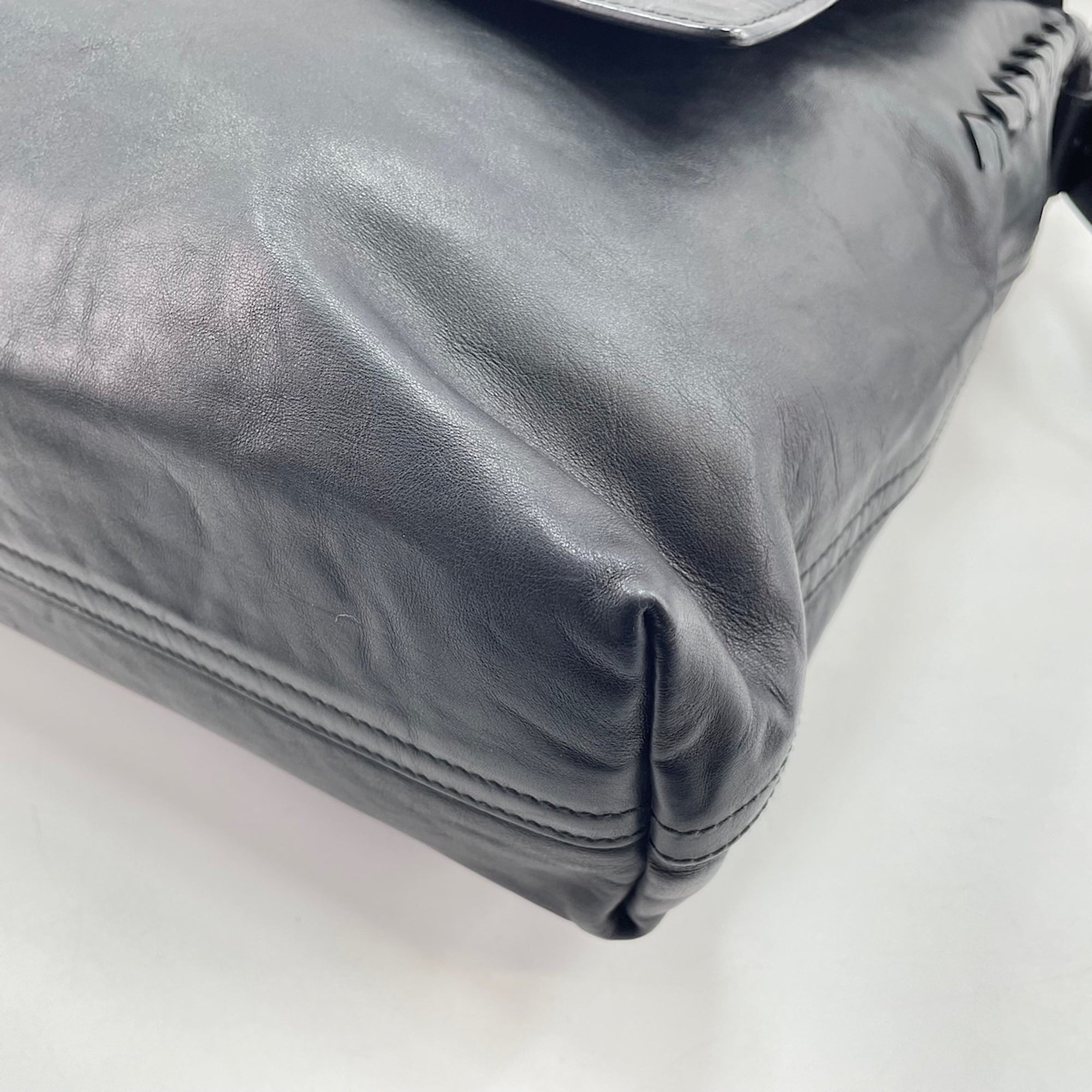 Bottega Veneta Black Messenger Bag (Pre-Owned)