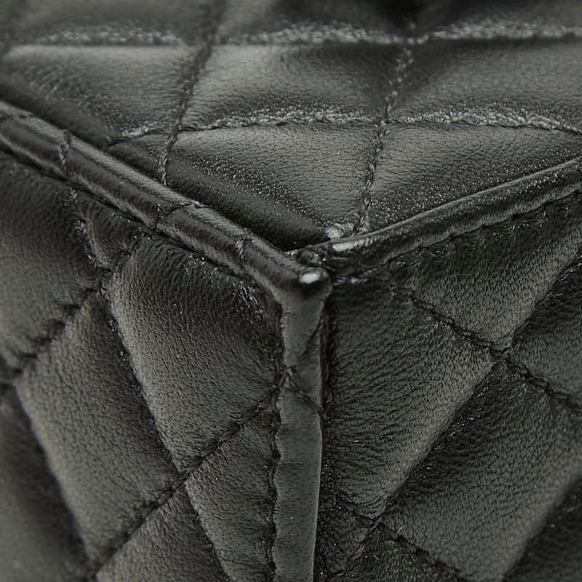 Chanel Black Leather Shoulder Bag (Pre-Owned)