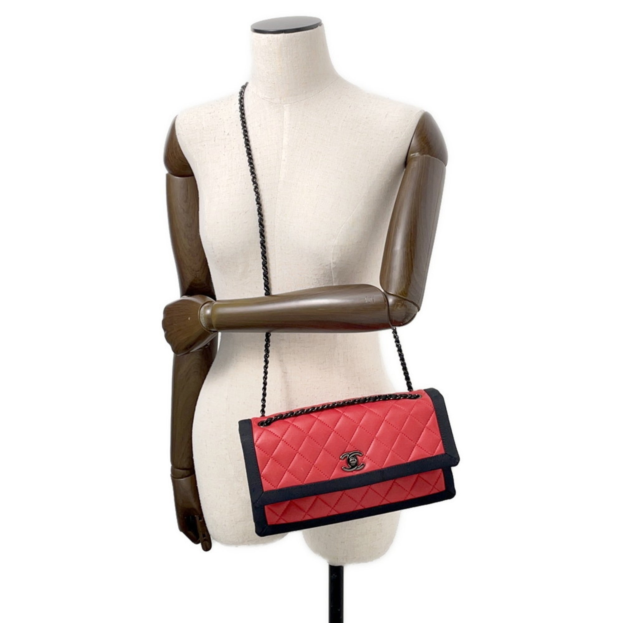 Chanel Black Red Color Leather Shoulder Bag (Pre-Owned)