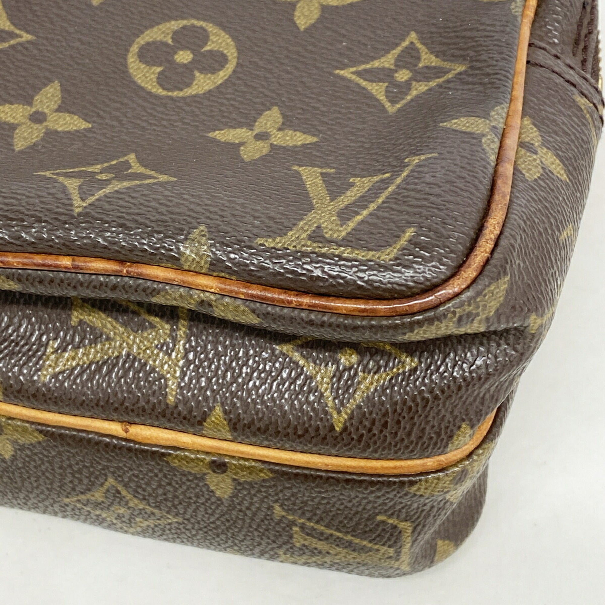 Louis Vuitton Brown Shoulder Bag (Pre-Owned)