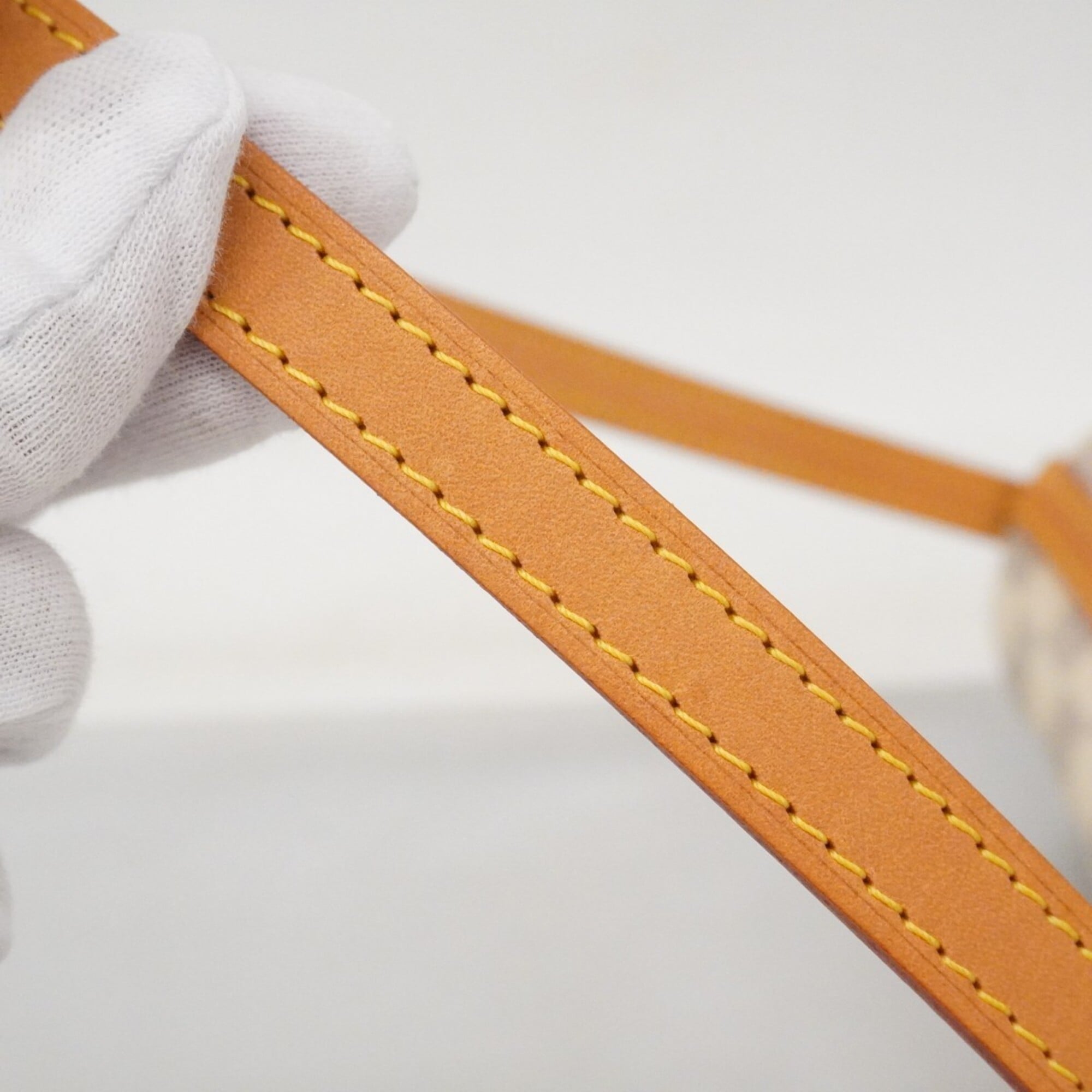 Louis Vuitton White Shoulder Bag (Pre-Owned)