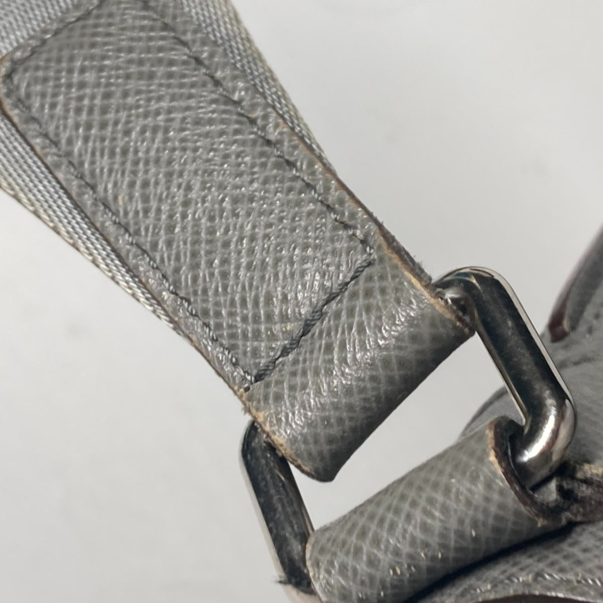 Louis Vuitton Gray Taiga Leather Messenger Bag Shoulder Bag (Pre-Owned)