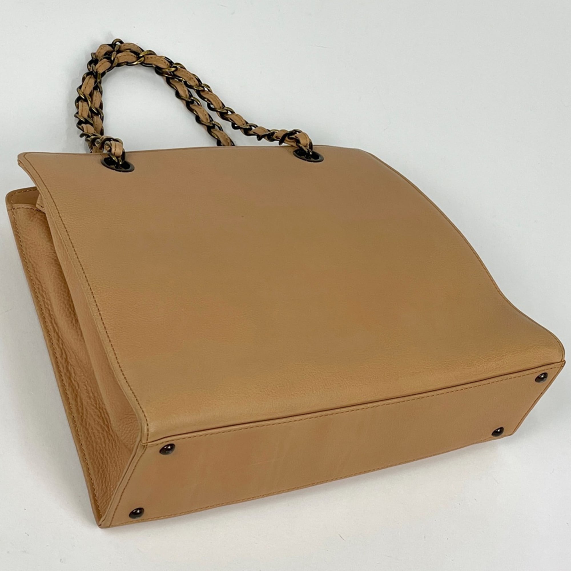 Chanel Beige Leather Handbag (Pre-Owned)