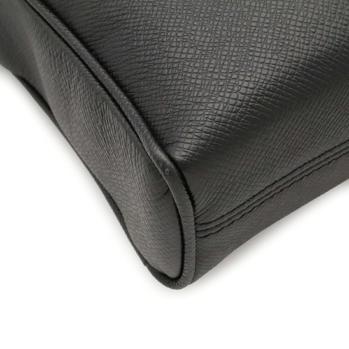 Louis Vuitton Black Noir Taiga Leather Leather Shoulder Bag (Pre-Owned)