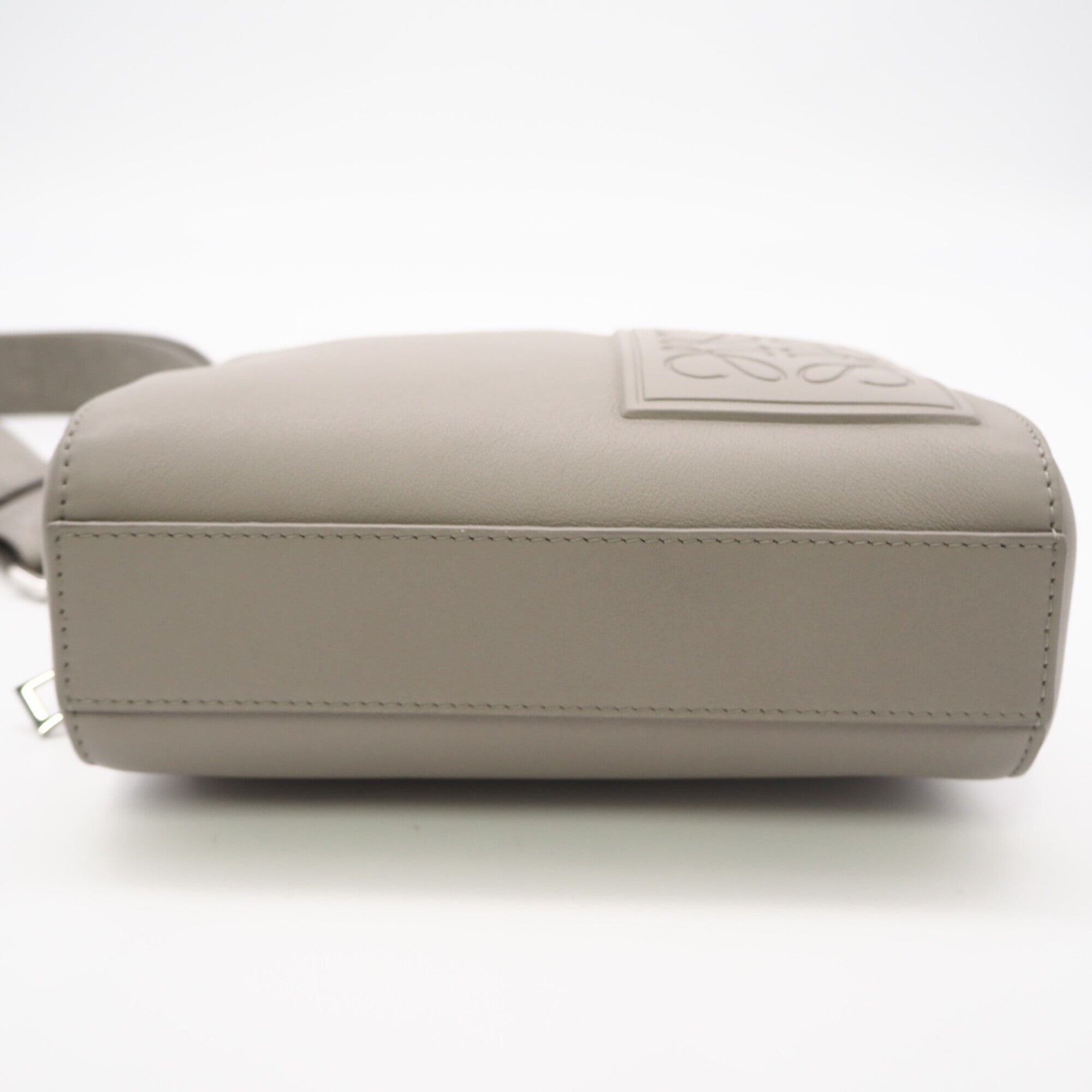Loewe Gray Leather Shoulder Bag (Pre-Owned)