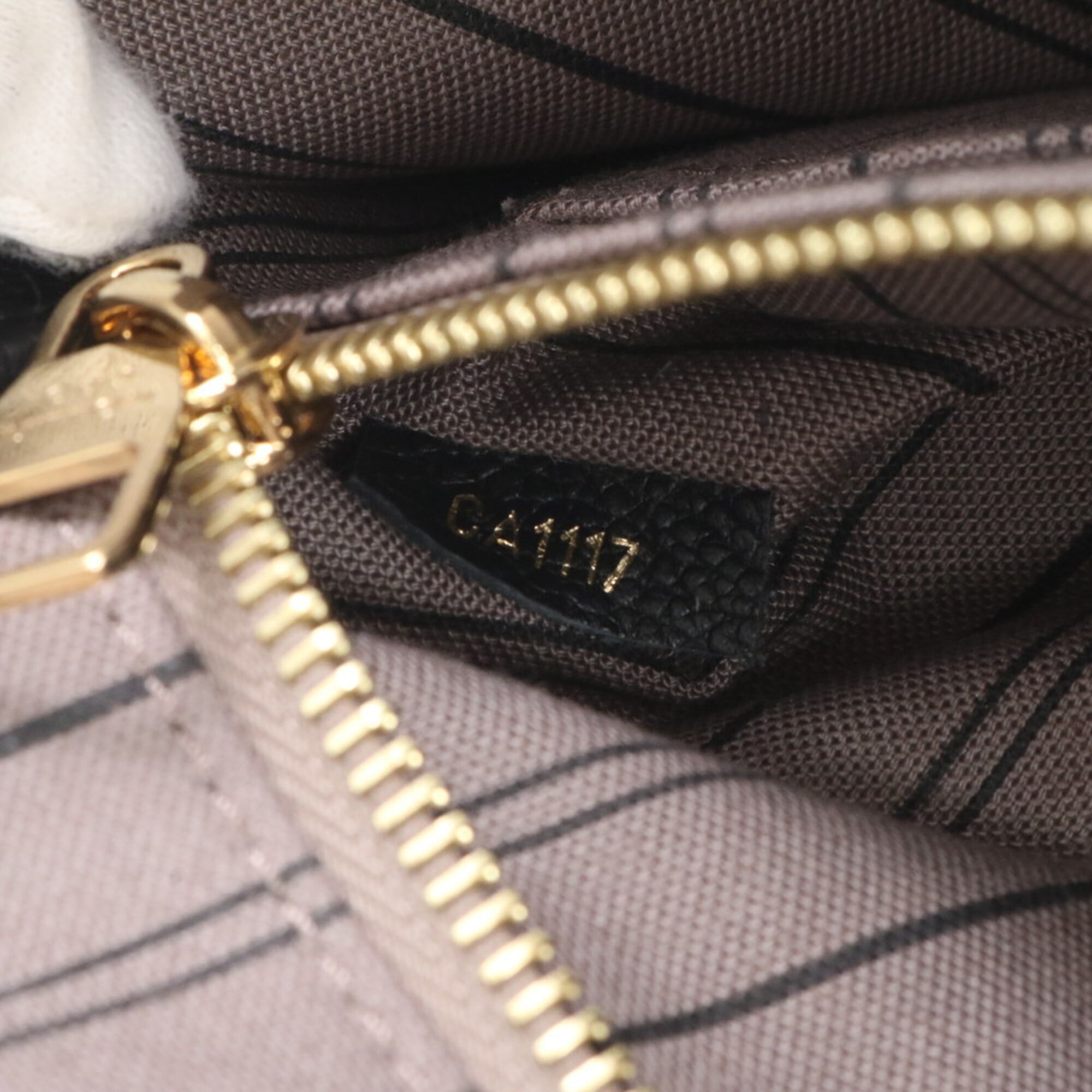 Louis Vuitton Noir Leather Handbag Tote Bag (Pre-Owned)