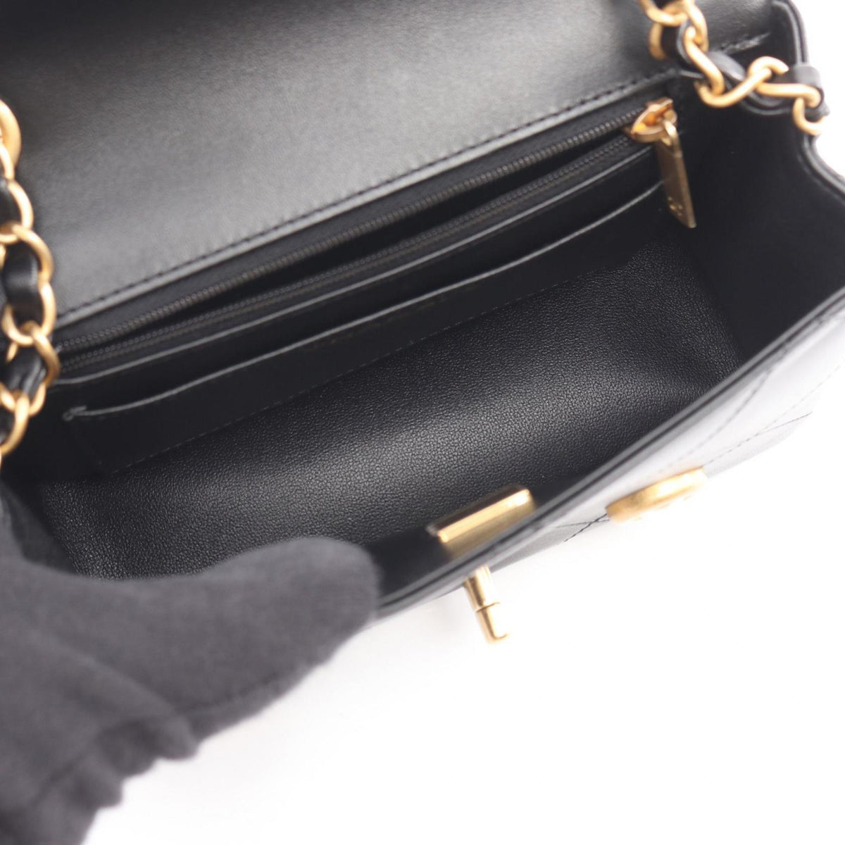 Chanel Black Leather Shoulder Bag (Pre-Owned)