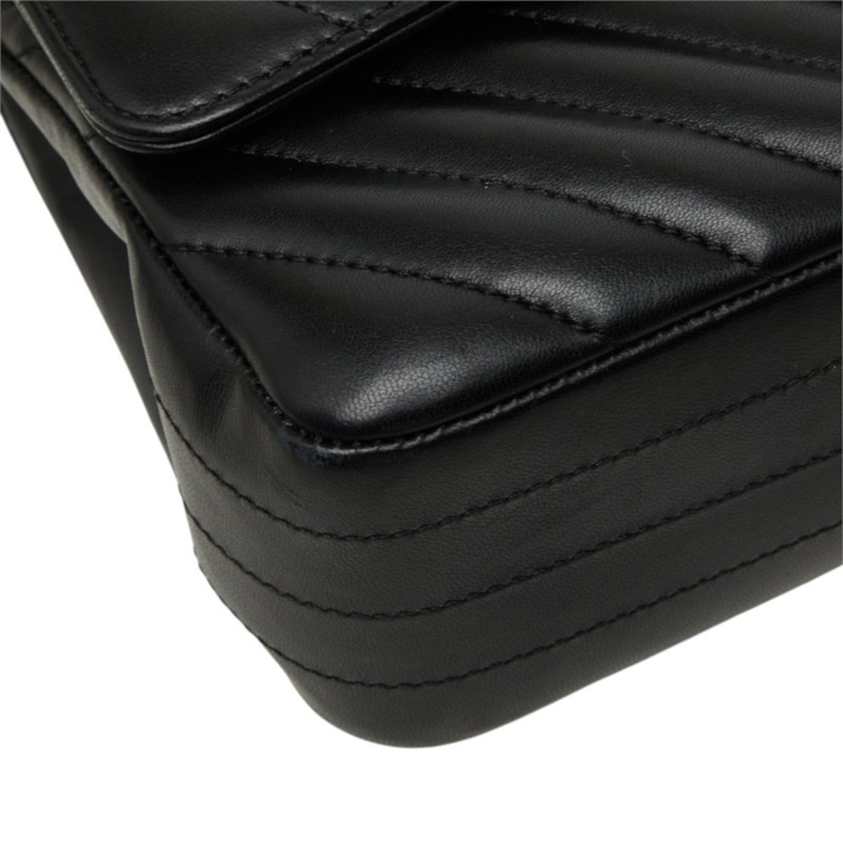 Chanel Black Leather Shoulder Bag (Pre-Owned)