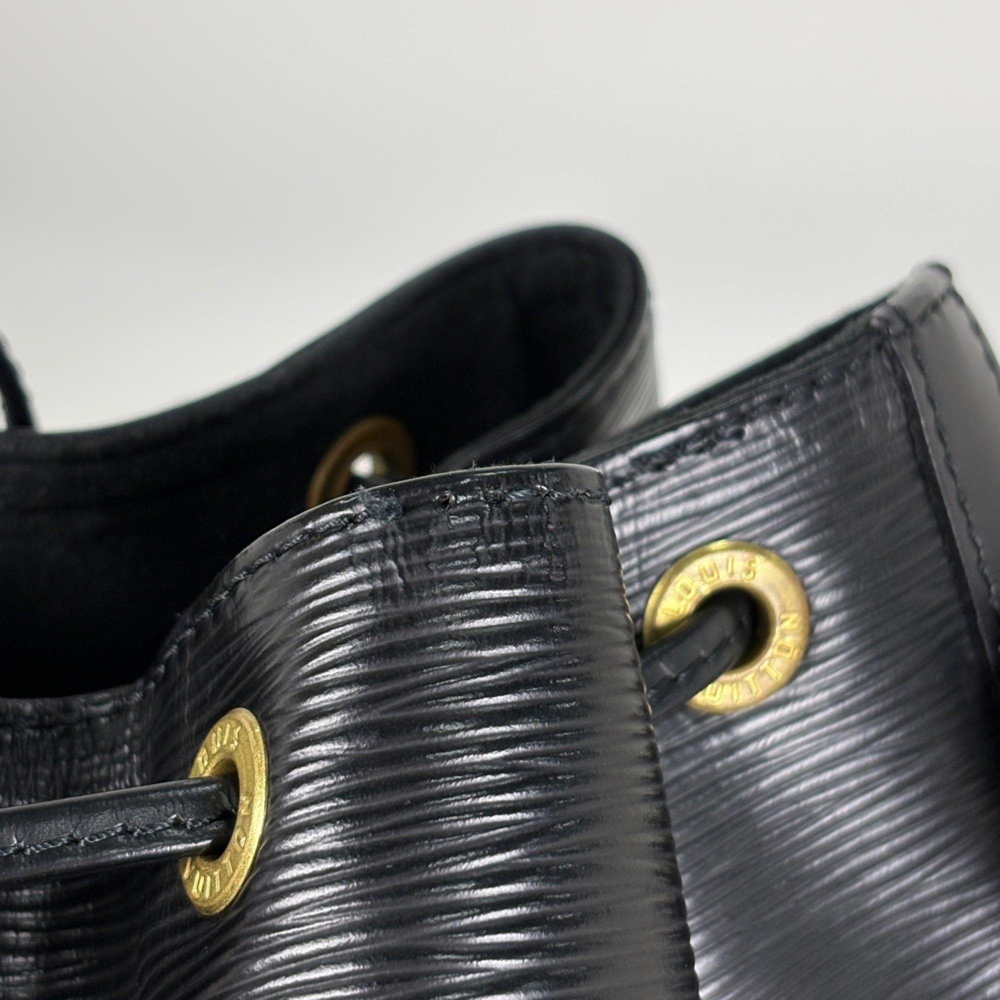 Louis Vuitton Black Noir Epi Leather Shoulder Bag (Pre-Owned)