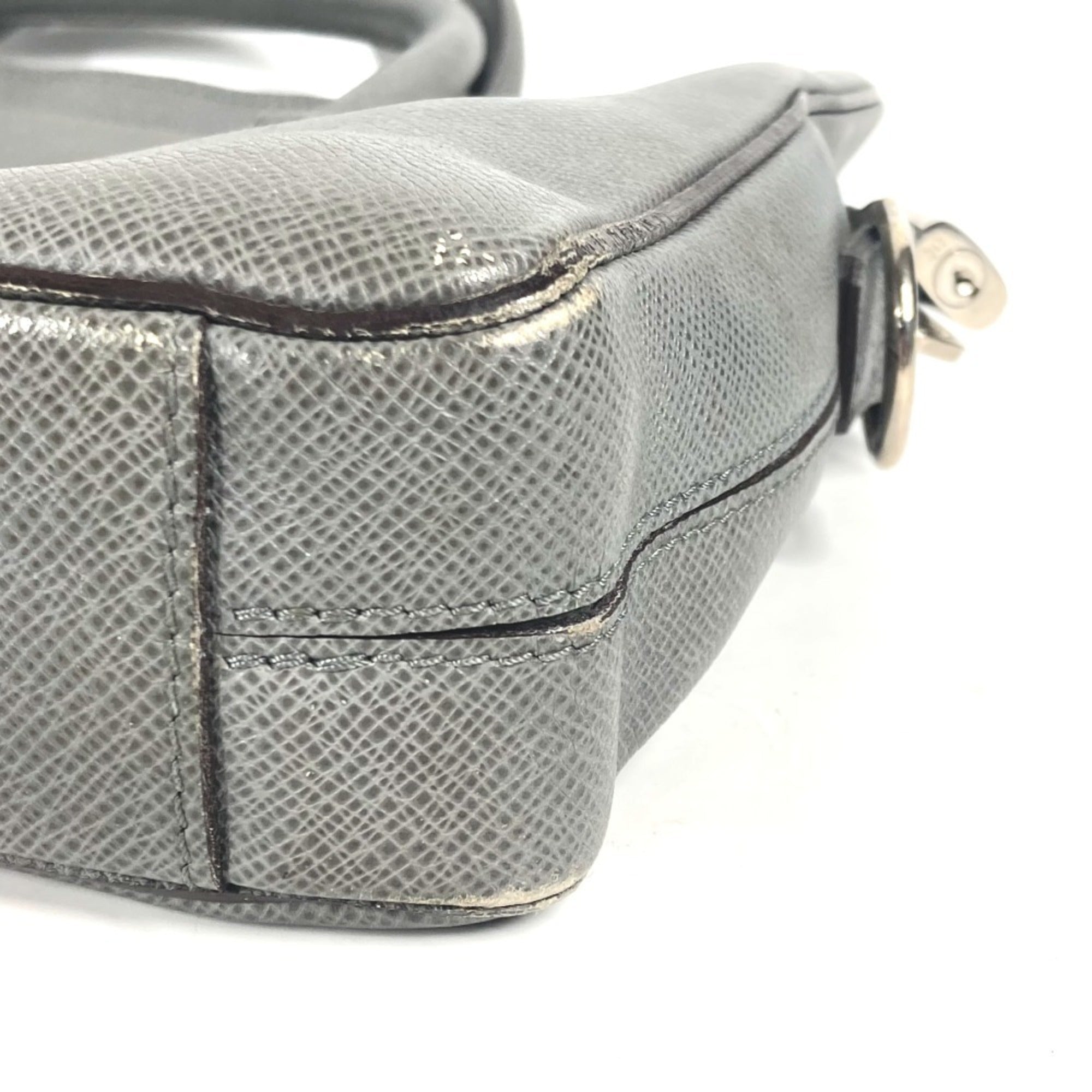 Louis Vuitton Glacier Gray Taiga Leather Leather Briefcase (Pre-Owned)