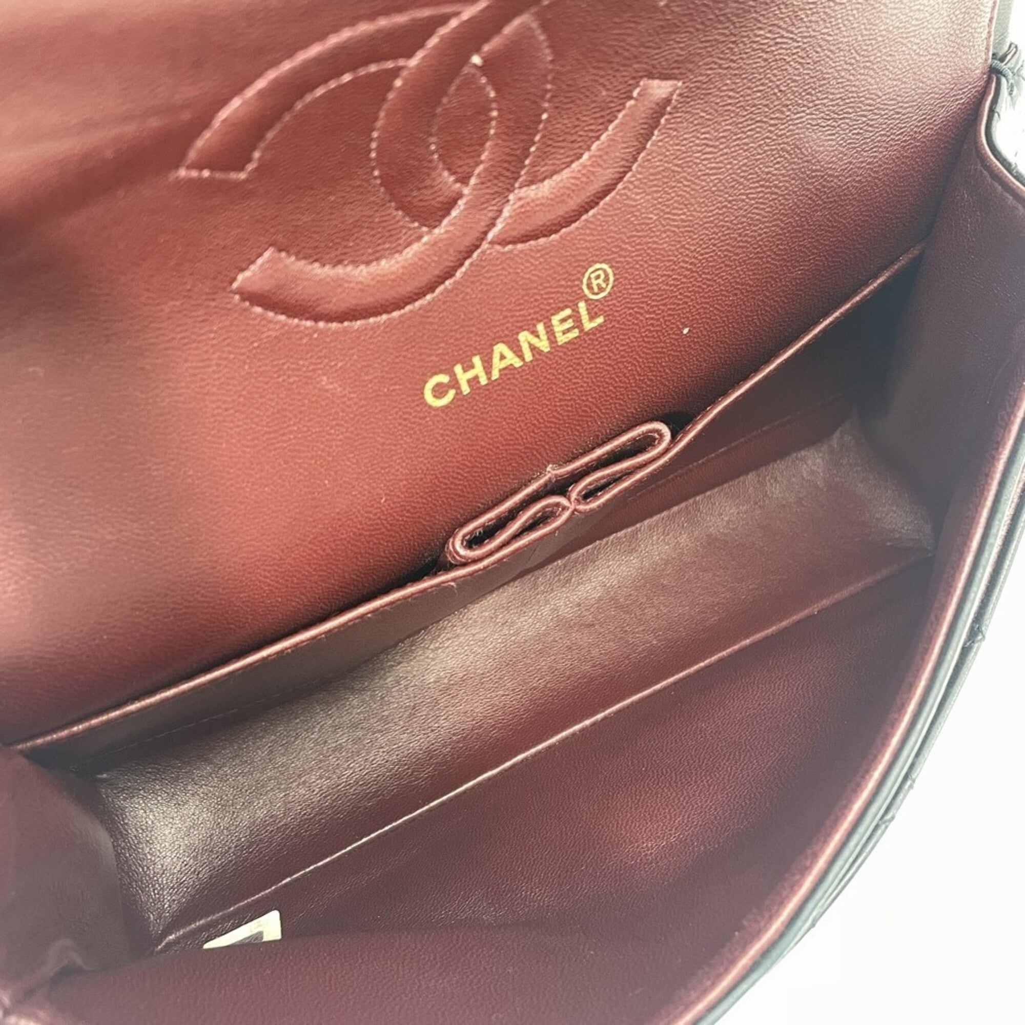 Chanel Matelasse Black Leather Shoulder Bag (Pre-Owned)