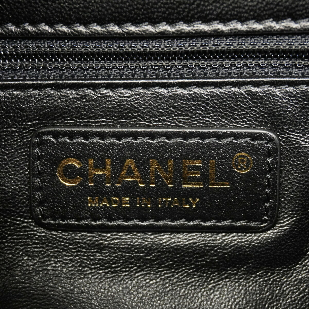 Chanel Black Leather Handbag (Pre-Owned)