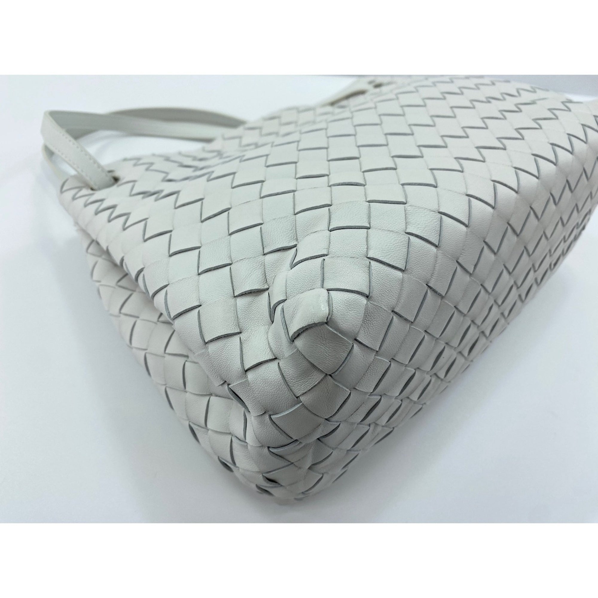 Bottega Veneta Intrecciato White Intrecciato Tote Bag (Pre-Owned)