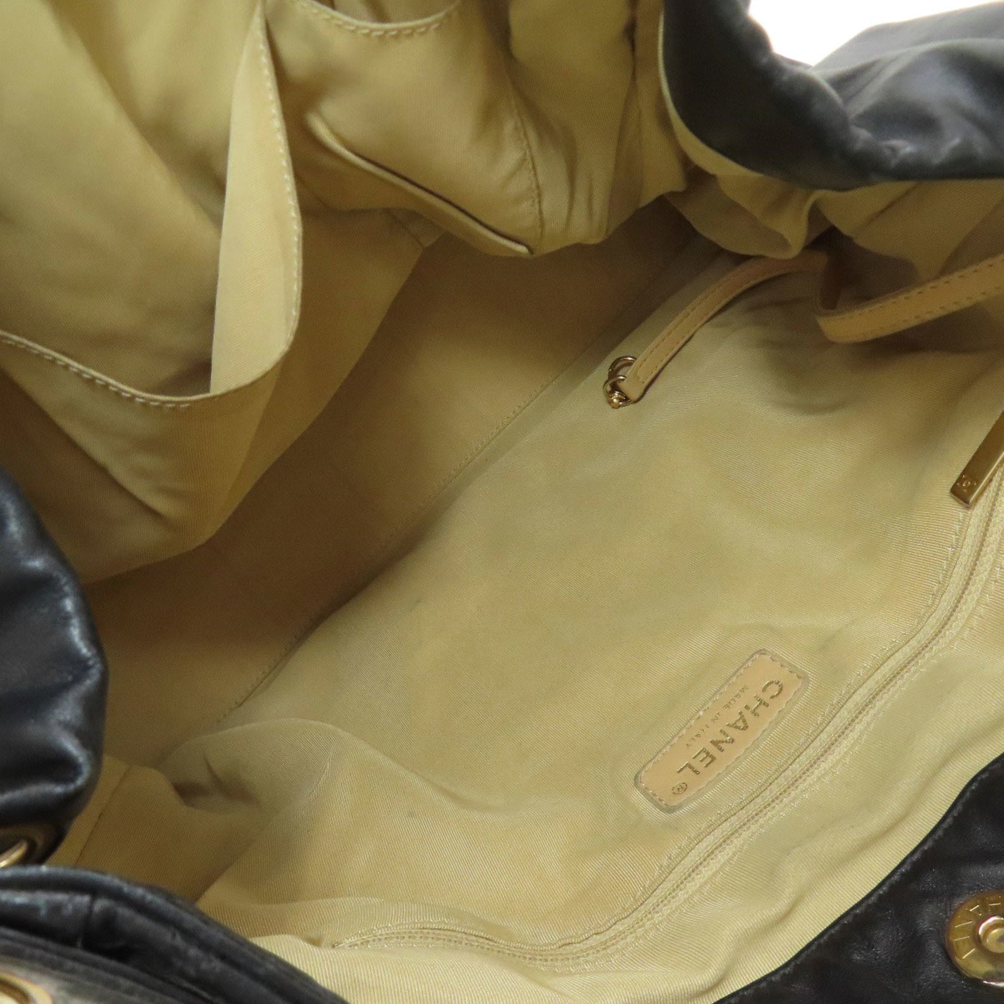 Chanel Black Leather Shoulder Bag (Pre-Owned)