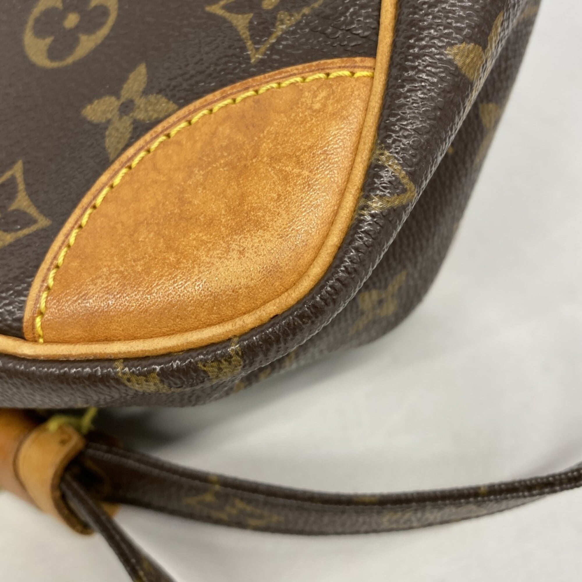 Louis Vuitton Brown Shoulder Bag (Pre-Owned)