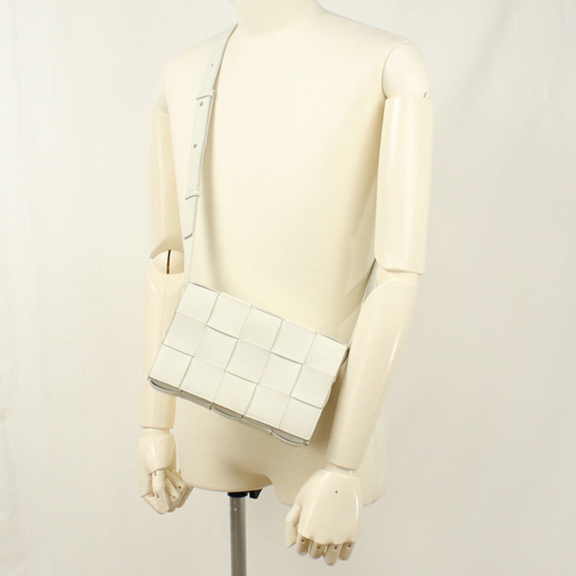 Bottega Veneta White Leather Shoulder Bag (Pre-Owned)