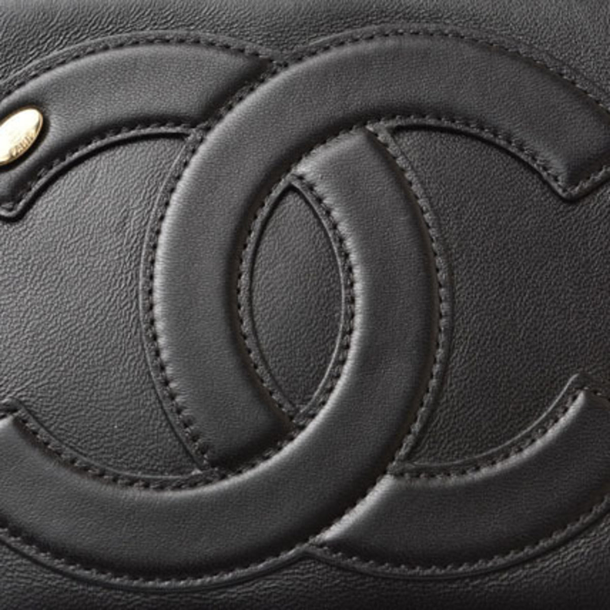 Chanel Black Leather Shoulder Bag (Pre-Owned)