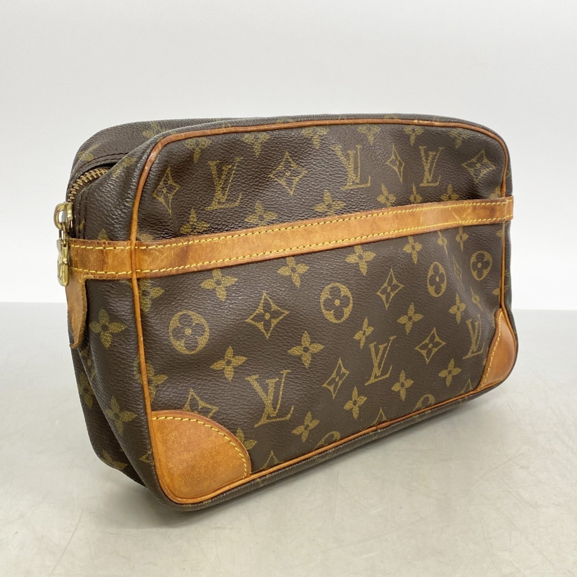 Louis Vuitton Brown Clutch Bag (Pre-Owned)