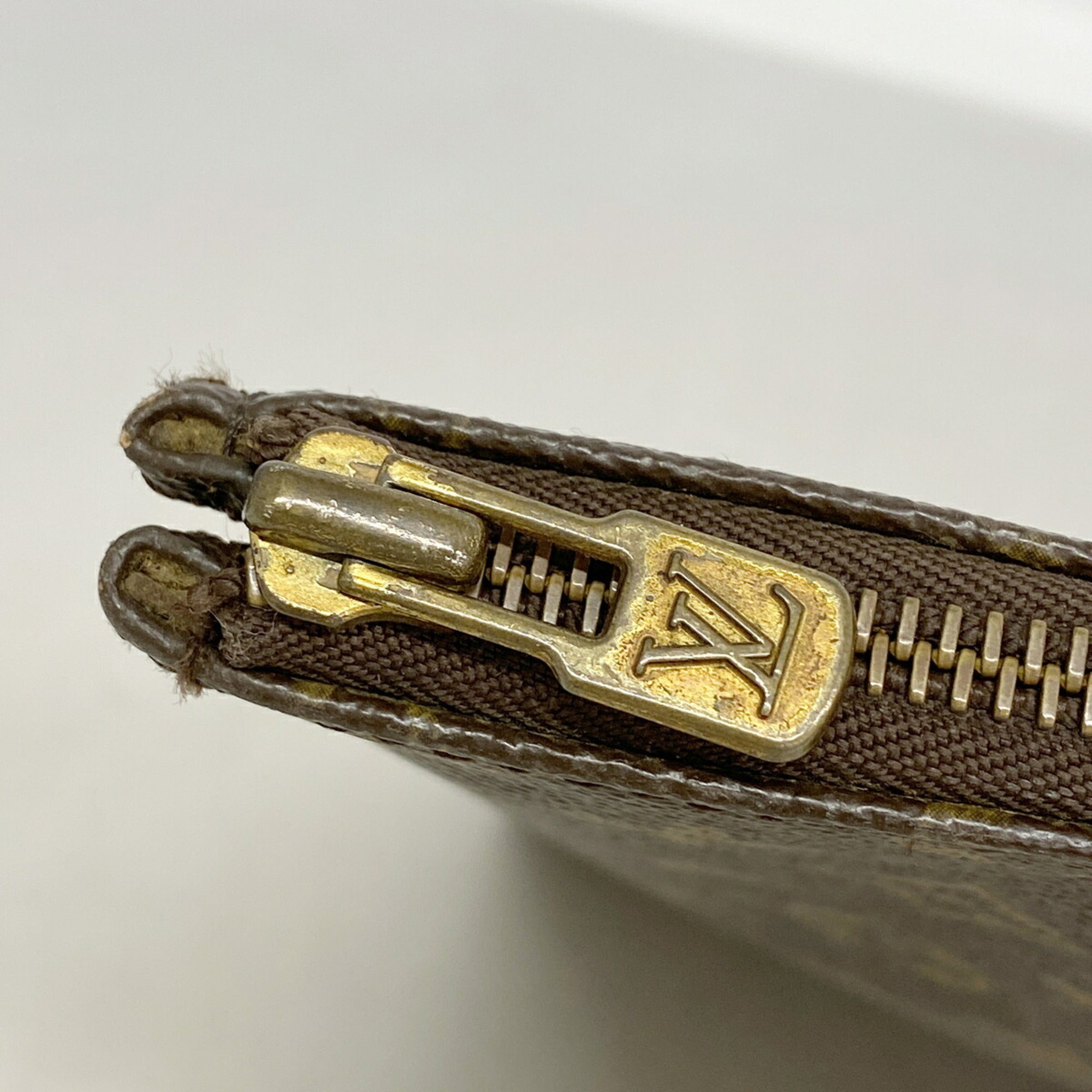 Louis Vuitton Brown Clutch Bag (Pre-Owned)