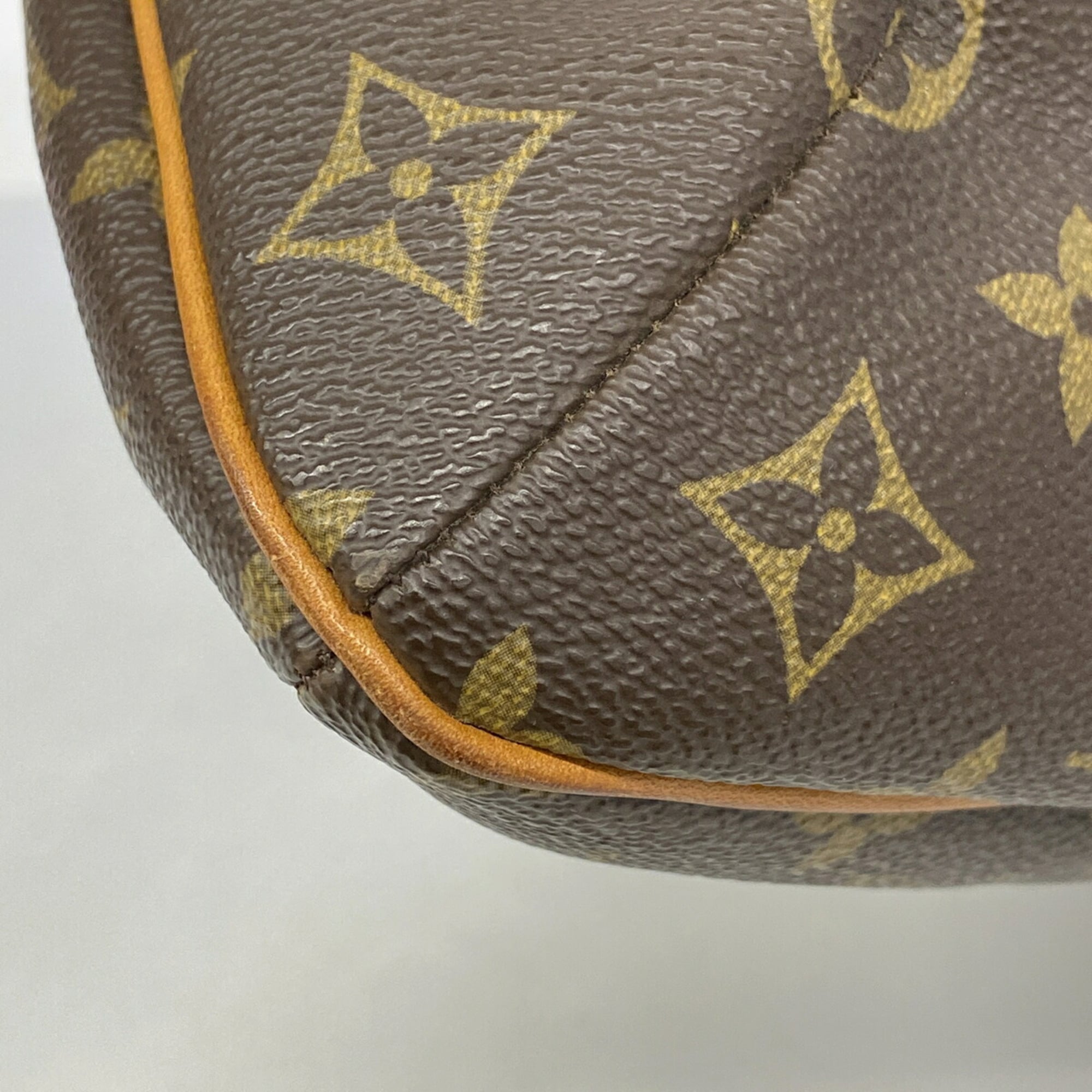 Louis Vuitton Brown Shoulder Bag (Pre-Owned)