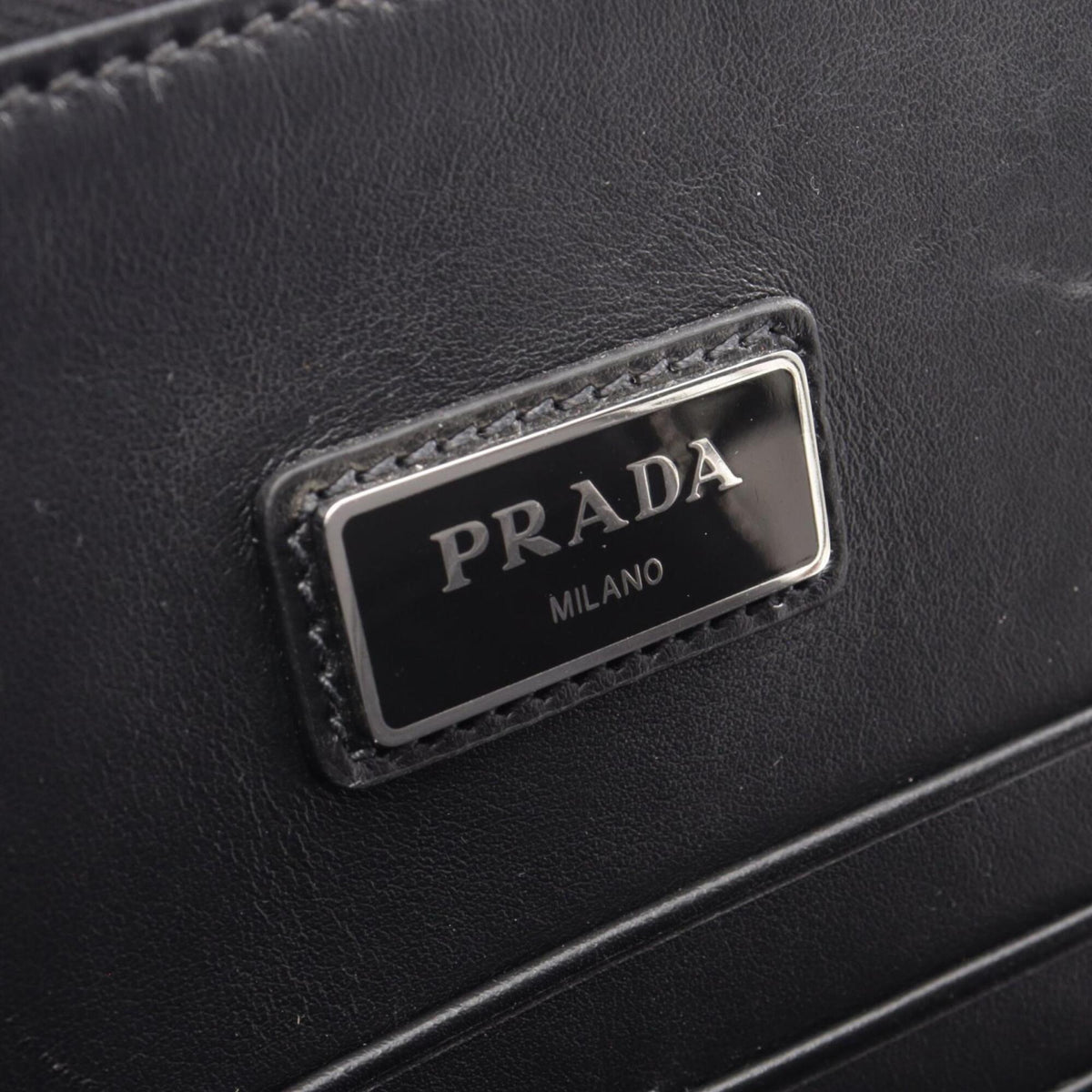 Prada Black Saffiano Triangle Clutch Bag Handbag Weekend Bag (Pre-Owned)