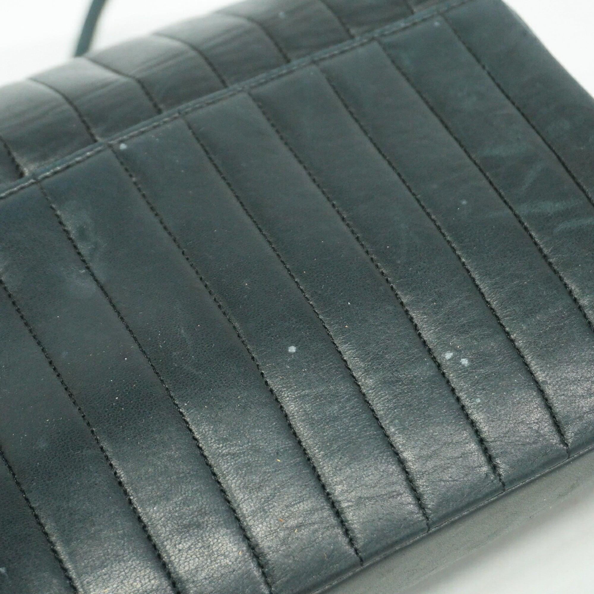 Chanel Black Leather Shoulder Bag (Pre-Owned)