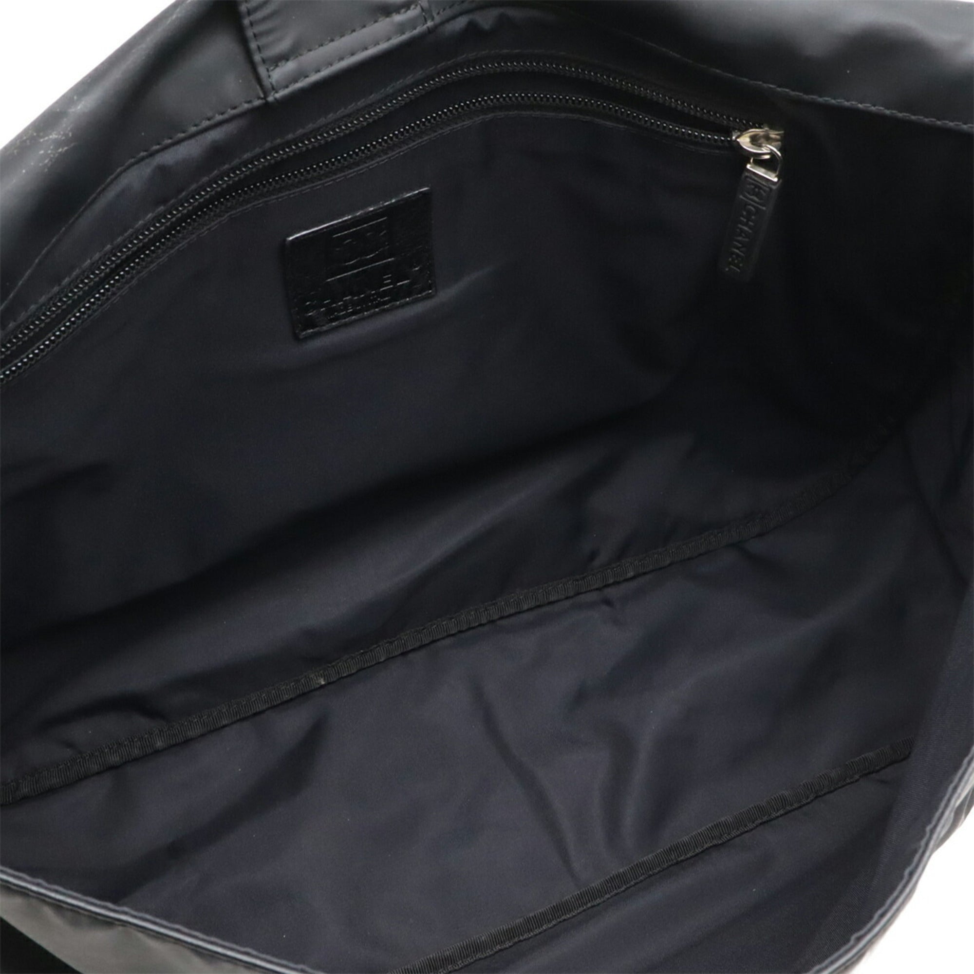 Chanel Black Rubber Messenger Bag Shoulder Bag (Pre-Owned)