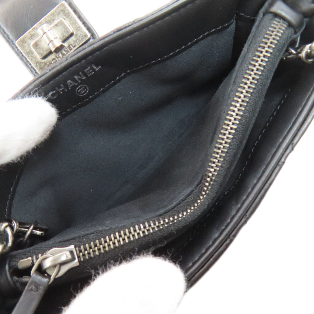 Chanel Black Leather Shoulder Bag (Pre-Owned)