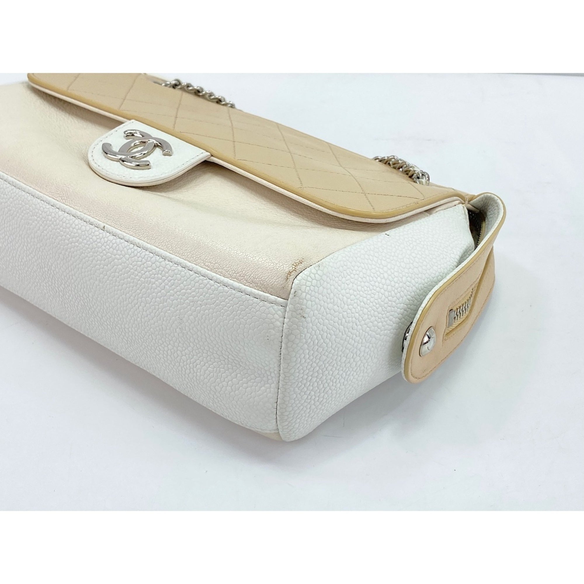 Chanel White Shoulder Bag (Pre-Owned)