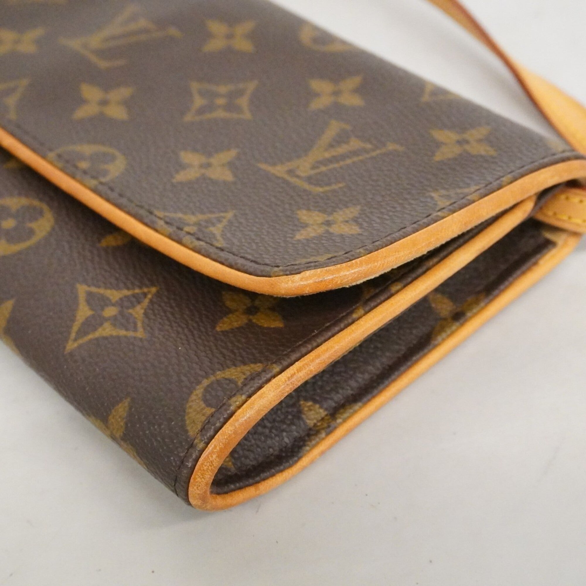 Louis Vuitton Brown Shoulder Bag (Pre-Owned)
