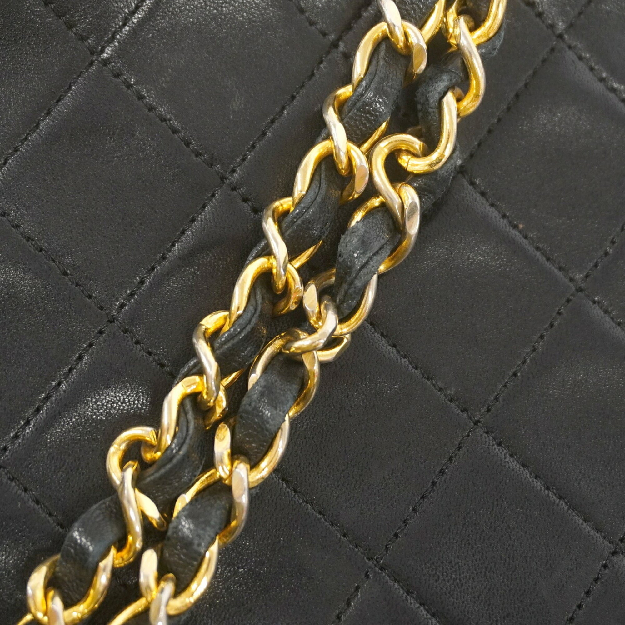 Chanel Black Leather Shoulder Bag (Pre-Owned)