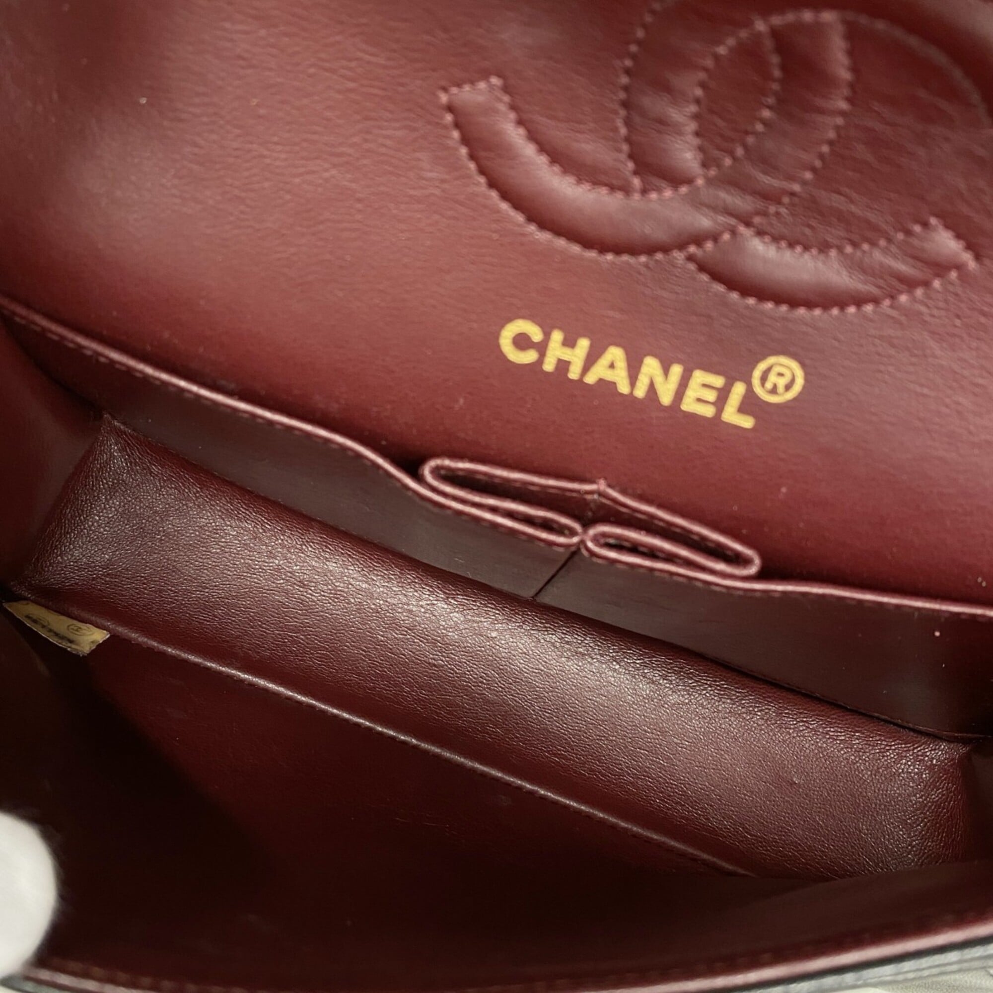Chanel Black Leather Shoulder Bag (Pre-Owned)