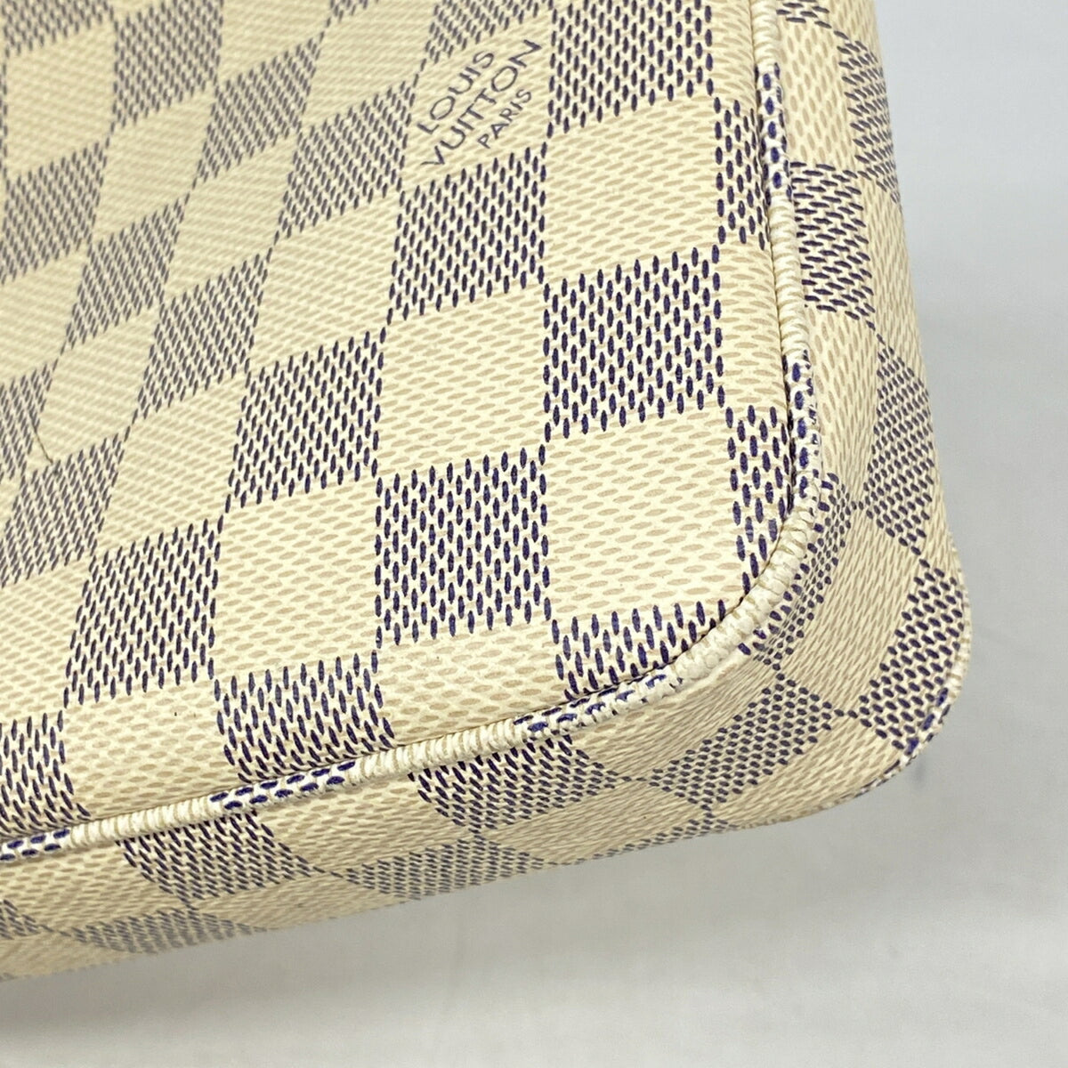 Louis Vuitton White Pouch (Pre-Owned)