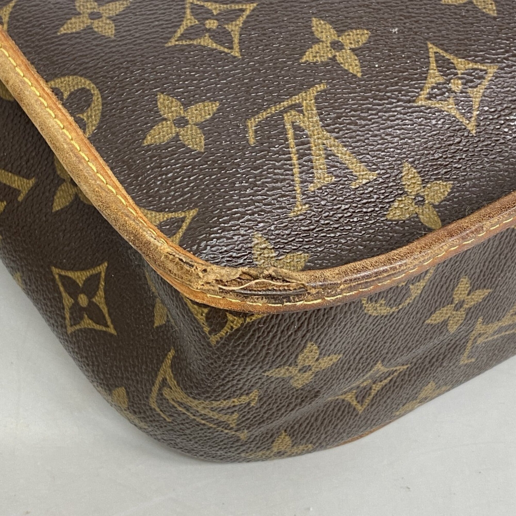 Louis Vuitton Brown Shoulder Bag (Pre-Owned)