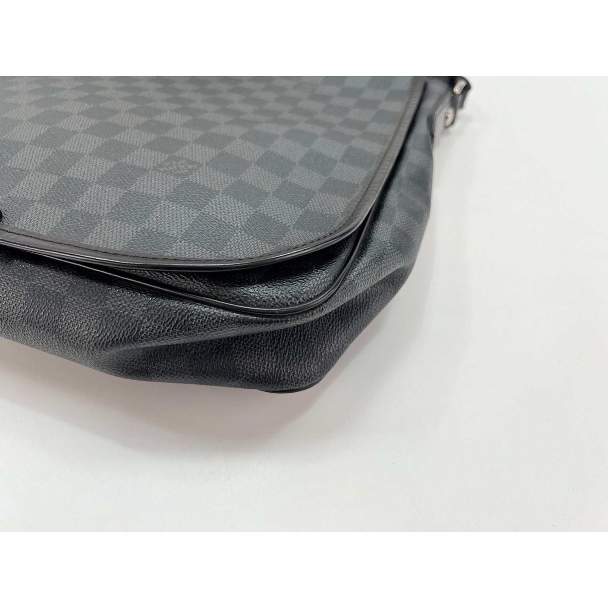 Louis Vuitton Black Shoulder Bag (Pre-Owned)