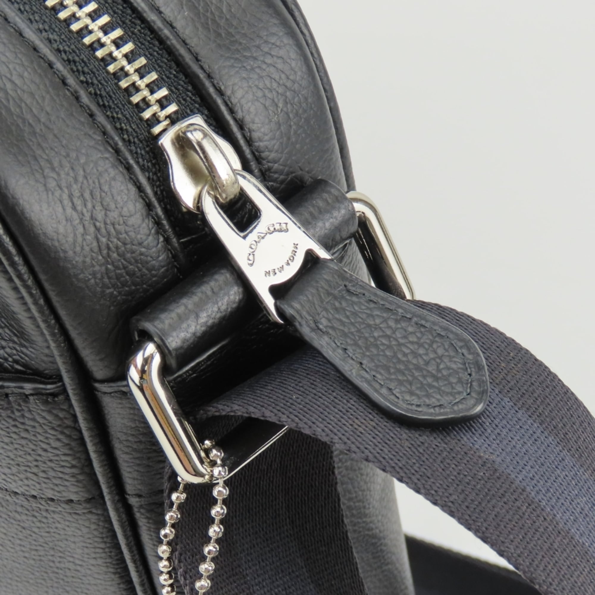 Coach Black Leather Shoulder Bag (Pre-Owned)