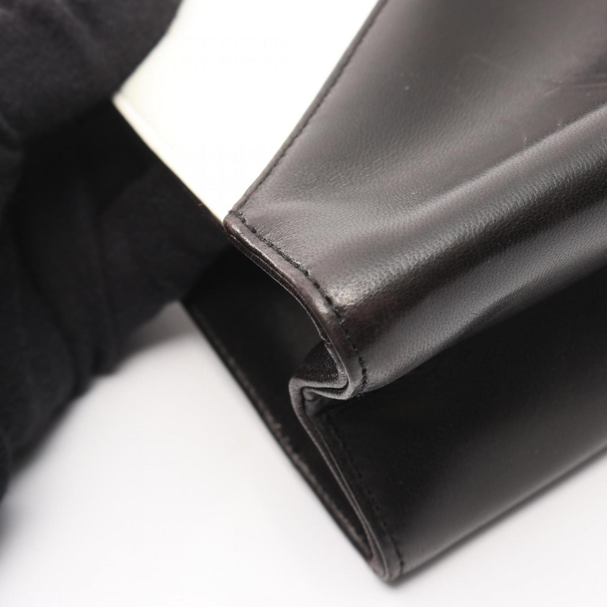 Chanel Black White Leather Shoulder Bag (Pre-Owned)