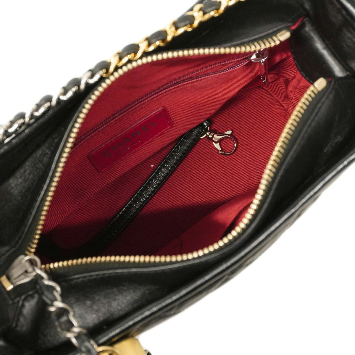 Chanel Black Leather Shoulder Bag (Pre-Owned)